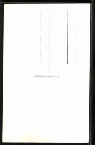 AK Musikerin Issy Pat in die Kamera blickend, Autograph