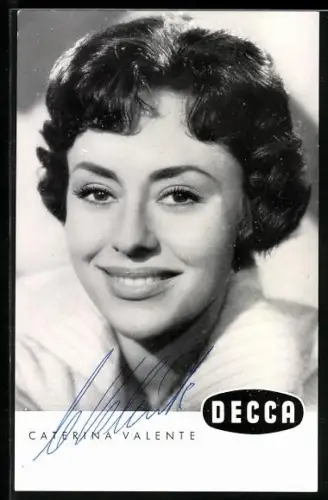 AK Musikerin Caterina Valente lächelnd im Porträt, Autograph