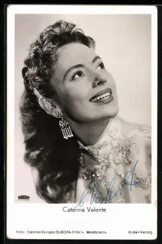 AK Musikerin Caterina Valente lächelnd nach oben blickend, Autograph