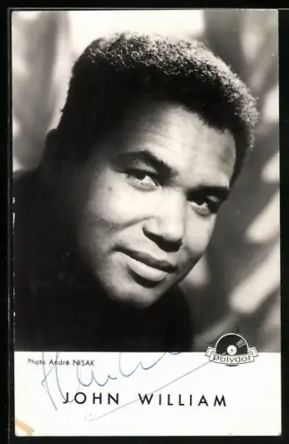 AK Musiker John William in die Kamera blickend, Autograph
