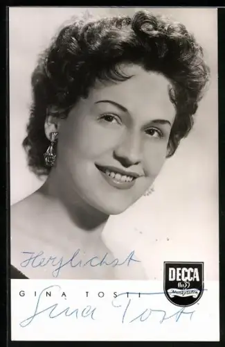 AK Musikerin Gina Tosti lächelnd im Porträt, Autograph