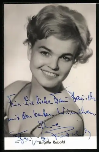 AK Musikerin Brigitte Rabald in die Kamera lächelnd, Autograph