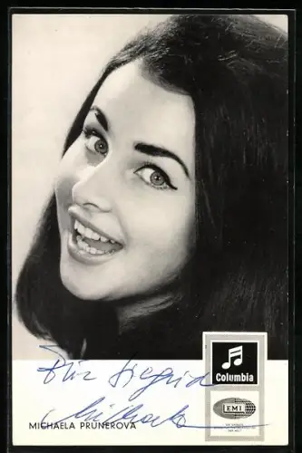 AK Musikerin Michaela Prunerova in die Kamera blickend, Autograph