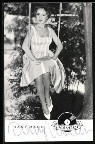 AK Musikerin Dany Mann auf einer Schaukel sitzend, Autograph