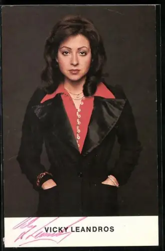 AK Musikerin Vicky Leandros mit roter Bluse, Autograph