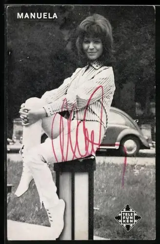 AK Musikerin Manuela auf einer Säule sitzend, Autograph