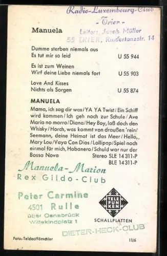 AK Musikerin Manuela auf einer Säule sitzend, Autograph