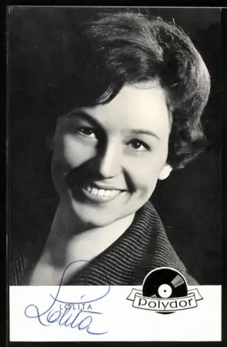 AK Musikerin Lolita mit toller Frisur in die Kamera lächelnd, Autograph