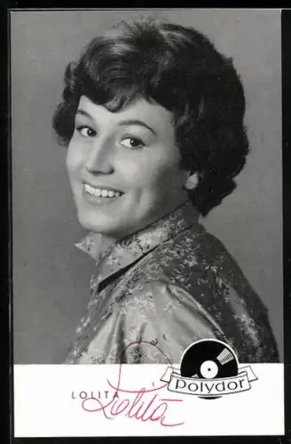 AK Musikerin Lolita lächelnd im Porträt, Autograph