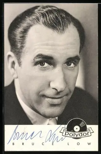 AK Musiker Bruce Low in die Kamera schauend, Autograph