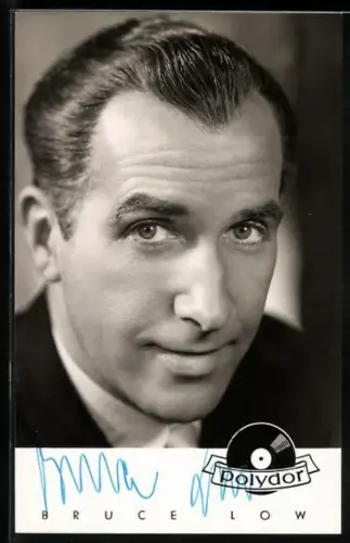 AK Musiker Bruce Low im Anzug, Autograph