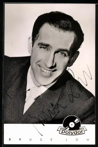 AK Musiker Bruce Low lächelnd im Porträt, Autograph
