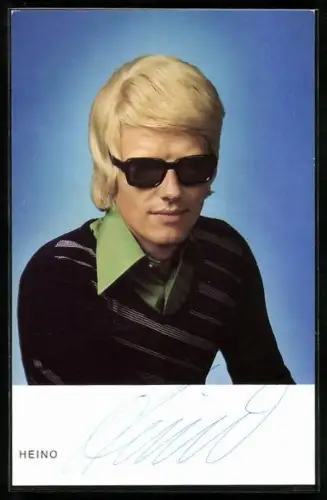 AK Musiker Heino mit ernster Miene in die Kamera schauend, Autograph