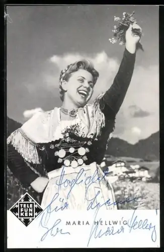 AK Musikerin Maria Hellwig mit Blumen in der Hand, Autograph