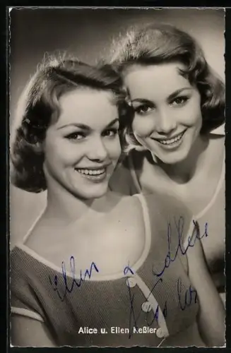 AK Musikerinnen Alice und Ellen Kessler lachen in die Kamera, Autograph