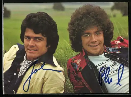 AK Musiker Phil & John auf einer Wiese liegend, Autograph