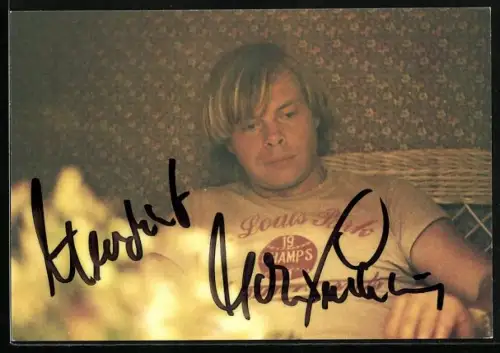 AK Musiker Volker Lechtenbrink vor floraler Tapete, Autograph
