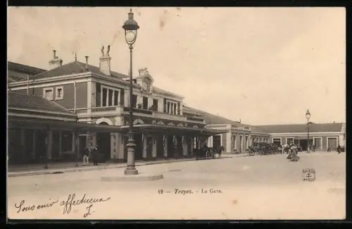 AK Troyes, La Gare avec calèches et lampadaires