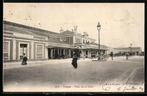 AK Troyes, Place de la Gare avec passants et véhicules