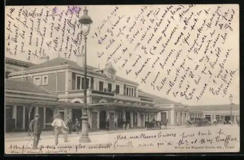 AK Troyes, La Gare avec passants et lampadaire vintage