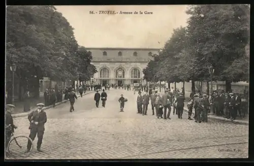 AK Troyes, Avenue de la Gare animée avec passants et facade de la gare
