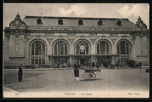 AK Troyes, La Gare et activité devant la facade principale