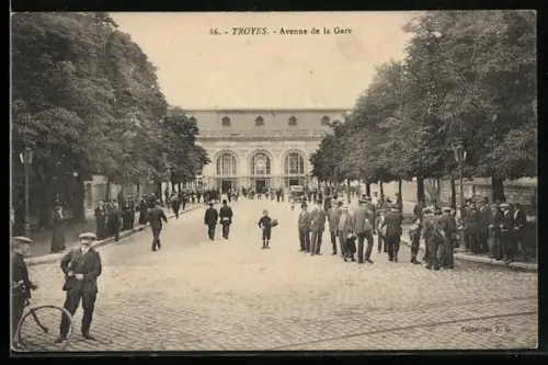 AK Troyes, Avenue de la Gare avec des passants et des arbres bordant la rue