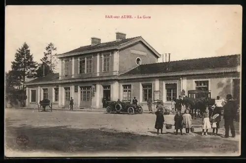 AK Bar-sur-Aube, La Gare avec voitures et passants devant l`entrée