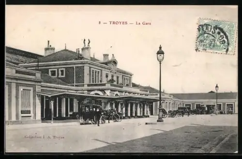 AK Troyes, La Gare avec voitures et lampadaire