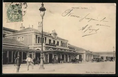 AK Troyes, La Gare avec des passants et une voiture à cheval
