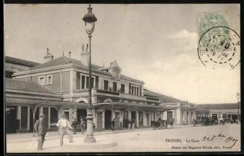 AK Troyes, La Gare avec voyageurs et calèches devant la station