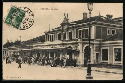 AK Troyes, La Gare avec foule et vélos devant l`entrée
