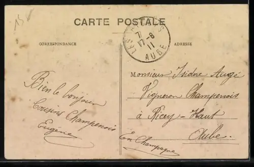 AK Troyes, La Gare avec foule et vélos devant l`entrée