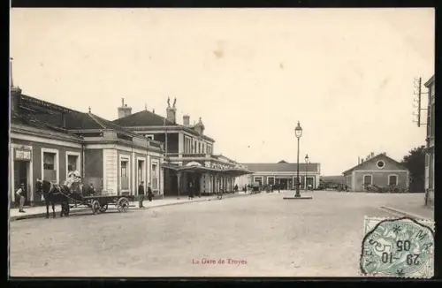 AK Troyes, La Gare de Troyes avec calèche et passants