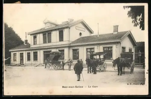 AK Bar-sur-Seine, La Gare avec voitures à cheval et passants