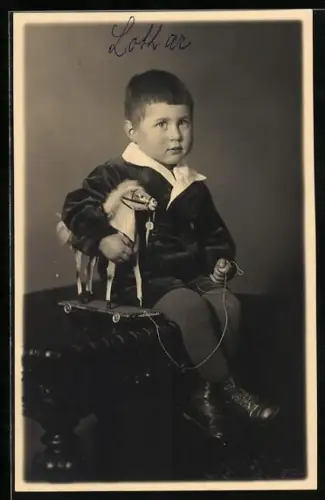 Foto-AK Der kleine Lothar mit seinem Schaukelpferd