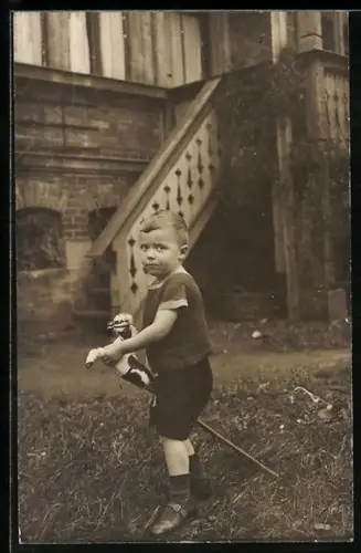 Foto-AK Kleiner Junge mit seinem Steckenpferd