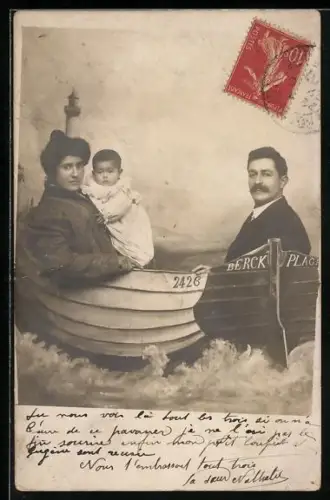Foto-AK Paar mit Baby am Boot in einer Studiokulisse