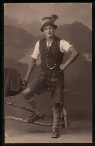 Foto-AK Junger Mann in Tracht in einer Studiokulisse