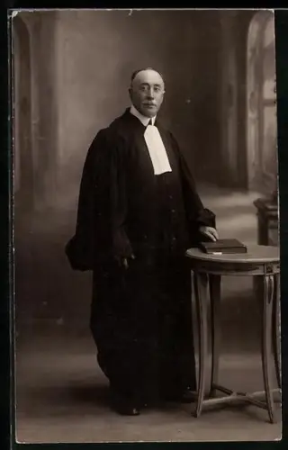 Foto-AK Richter mit Buch im Atelier