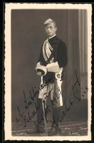 Foto-AK Student in Uniform mit Tönnchen und Schläger, studentische Szene