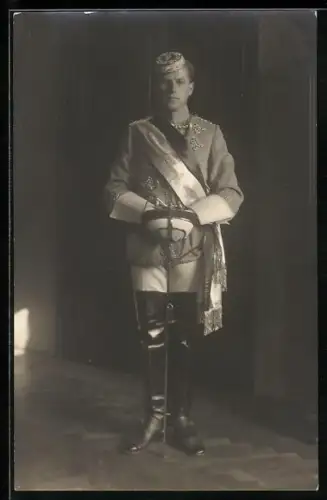 Foto-AK Innsbruck, Student in Uniform mit Tönnchen und Schläger 1923, studentische Szene
