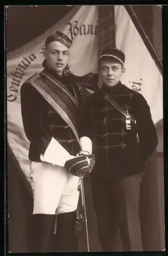 AK Zwei Studenten in Uniform mit Schläger vor Fahne Teutonia, studentische Szene