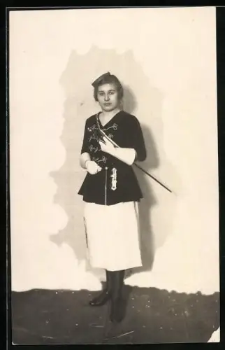 Foto-AK Studentin in Uniform mit Tönnchen, studentische Szene