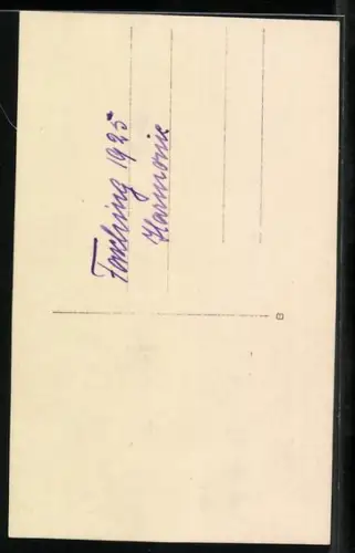 Foto-AK Studentin in Uniform mit Tönnchen, studentische Szene