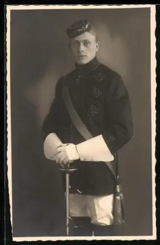 AK Student in Uniform mit Tönnchen und Säbel, studentische Szene