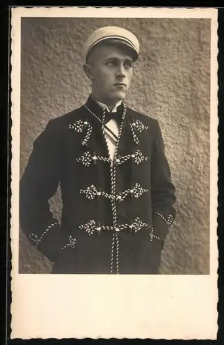 Foto-AK Halbportrait Student in Uniform mit Schirmmütze, studentische Szene