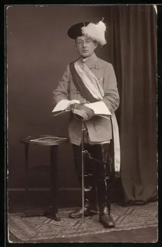 Foto-AK Ganzportrait Student mit Schärpe und Schläger, studentische Szene