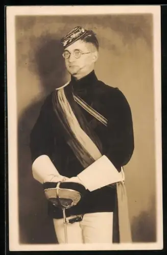 Foto-AK Halbportrait Student mit Schärpe, Tönnchen und Schläger, studentische Szene