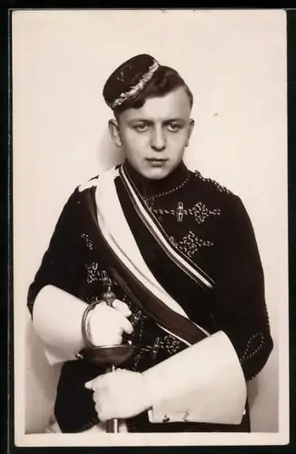 Foto-AK Student mit Schärpe, Tönnchen und Säbel, studentische Szene